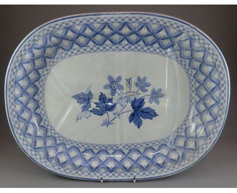 An early nineteenth century blue and white transfer-printed Spode large Geranium pattern well and tree platter, c. 1825. It i