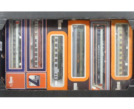 Selection of Boxed Lima HO and OO Gauge Passenger Carriages. Untested and in various condition (1 Tray)