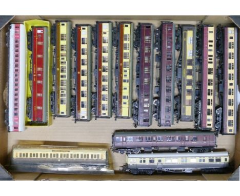 Selection of Hornby and Bachmann OO Gauge Carriages to include 'Pullman' amongst others. Unchecked and in various condition (