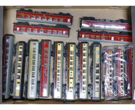 Selection of Hornby and Lima OO Gauge Carriages to include 'Pullman' amongst others. Unchecked and in various condition (1 Tr