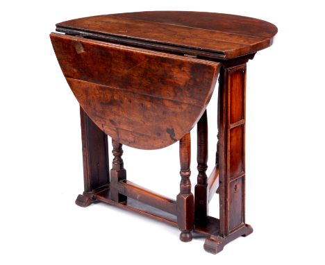 AN UNUSUAL EARLY 18TH CENTURY FRUITWOOD SMALL FALL LEAF GATELEG TABLE OF FINE COLOUR AND PATINA of joined construction with p