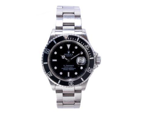 A GENTLEMAN'S STEEL ROLEX SUBMARINER WRISTWATCH on original steel bracelet, the black dial with bubble style calendar apertur