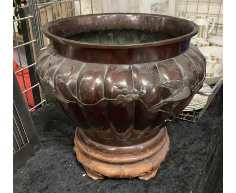 EARLY ORNATHALOGICAL PLANTER 24.5CMS (H) APPROX