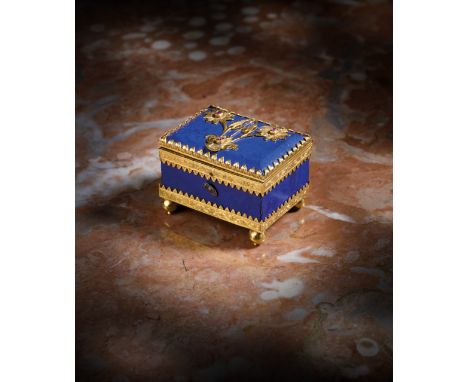 A SMALL LAPIS LAZULI AND GOLD MOUNTED CASKET 18TH / 19TH CENTURY the chamfered hinged lid decorated with three flowers, the c