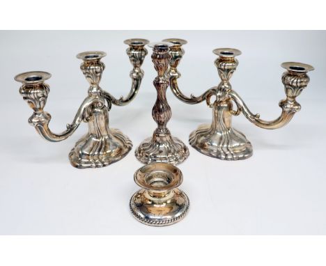 4 Leuchter, 835er und 925er Silber, Stand jeweils gefüllt: 2 dreiflammige Leuchter, H 18 cm; ein Kerzenleuchter mit gedrehtem