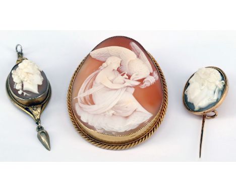 3 Gemmen, Muschelkameen, 19. Jh., teils Biedermeier, Altersspuren: Portrait, 750er GG (geprüft), 5,56 g, römischer Herscher i