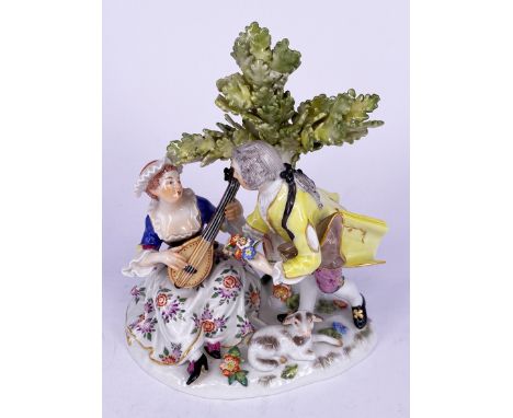 Meissen, galantes Paar: Schäferin mit Laute und Kavalier mit Blumenstrauß unter einem Baum, ein kleines Lamm zu ihren Füßen, 