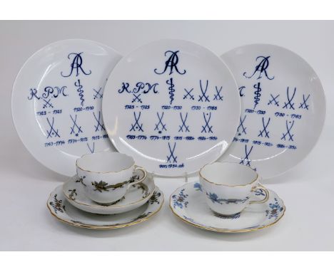 Meissen: 3 Jubiläumsteller, ein Gedeck, schwarzer Drache, ein Gedeck blauer Drache (ohne Untertasse), Schwertermarke Meißen, 