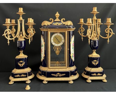 Kaminuhr in klassizistischem Stil, blaues Emaille mit Blumendekor, Zifferblatt mit römischen Zahlen, bez. Hettich, Schlagwerk