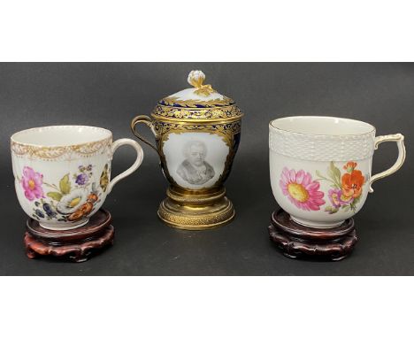 3 Tassen bzw Koppchen, KPM Berlin: mit Goethe Portrait und einem weiteren Herren, auf blau, mit Gold, Henkel Messing rest., D