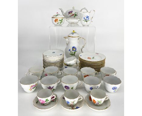 Meissen, Kaffeeservice, Bunte Blume: insgesamt 45 Teile: 12 Gedecke, Kaffeekanne, Teekanne, Milchkännchen, Zuckerdose, kleine