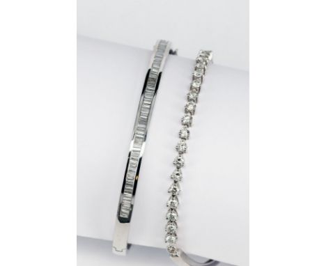 Armreif und Armband, 750er WG (1 x geprüft), mit Diamanten. Reif mit ca 70 Trapez Diamanten, innen 5,2 x 4,4 cm; mit 23 Diama
