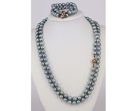 Hellblaue Perlenkette, L 104 cm, mit doppelreihigem Armband, L 18,5 cm, beide Schließen 585er WG, Gebrauchsspuren. Light blue