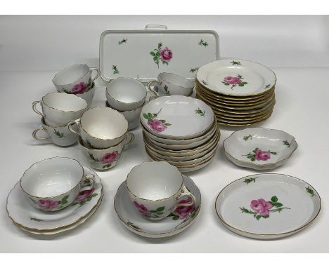 Konvolut Meissen, Rote Rose: 10 Dessertteller, 10 Kaffeetassen mit Untertassen, kleines ovales Tablett, ovale Schale, zwei Ka