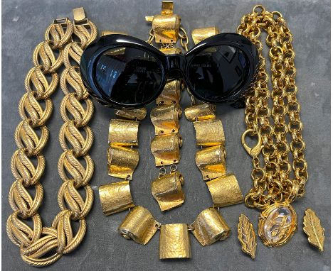 Modeschmuck / modern jewellry. Delphine Nardin: Collier mit schneckenförmig gewölbten Elementen sowie dazu passend Armband un