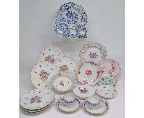 Großes Konvolut Meissen und Nymphenburg. Meissen: 2 Tassen mit Untertassen, Dekor Glockblumen, Schwanenhenkel, Marcolini; sta