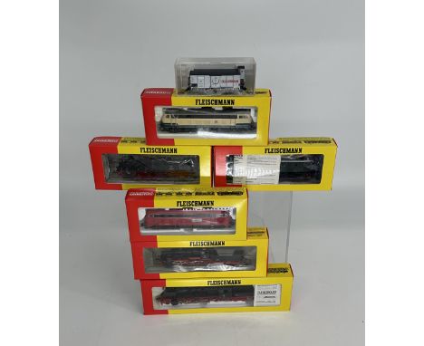 Konvolut Fleischmann, Modelleisenbahn, Spur H0, Sammlungsauflösung, OVP, unbespielt: 1 x 4933 Lok, 1 x 1318 mit Decoder, 1 x 