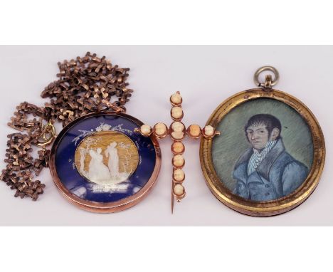 3 Schmuckstücke, 19. Jh., Altersspuren: Medaillon, 333er Roségold (geprüft), mit Profilportrait sowie feiner mythologischer S
