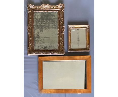 Konvolut aus drei Wandspiegeln: Kleiner Spiegel, 19. Jh., mit kleinen Blumen und Ornamenten in den Ecken, altes Glas, teils F