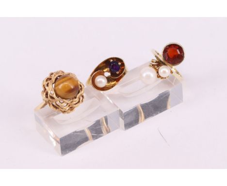 3 Ringe, 585er GG, 19,58 g. Mit Tigerauge, Amethyst und Perle sowie Spessartin? und Perlen, RG52 und 53, Gebrauchsspuren. 3 r