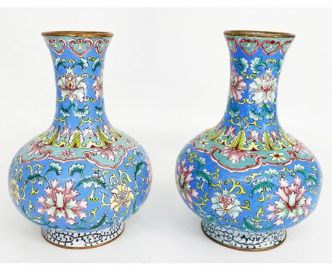 Paar Cloisonnévasen, bauchiger Korpus auf niedrigem Stand und schlanker Hals, florale Muster auf hellblauem Fond, H. 21 cm, A