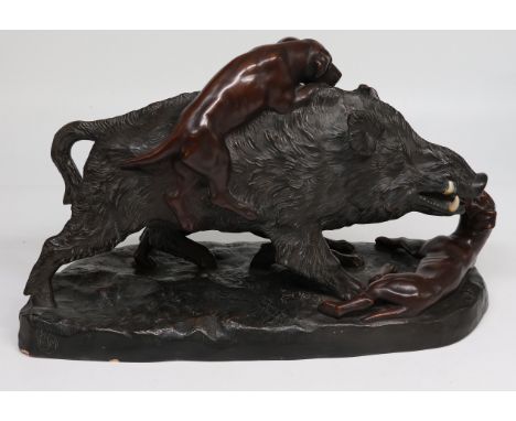 Skulptur, Keramik bronziert, Wildschweinjagd mit Hunden, Hundehatz auf Eber, gemarkt EJM, 56 x 35 x 21 cm. Sculpture, bronzed