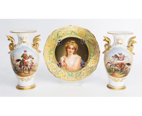 Paar Vasen mit feinen Malereien, Orientalen zu Pferd, H 23 cm, Teller Augarten, Damenportrait und feine florale Goldbordüre a