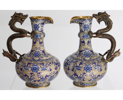 Paar Cloisonné-Kannen, Schenkkannen, gebauchter Korpus mit schlankem Hals und Drachenhenkel, China, Qing-Dynstie oder Republi
