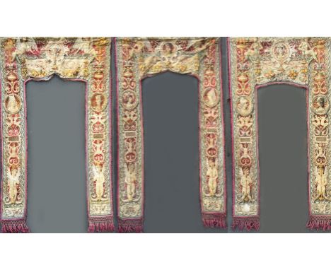 Frankreich oder Italien, 17./18. Jh., 3 Vorhänge mit Renaissance Ornamentik sowie figürlichen und geflügelten Wesen, Fabeltie