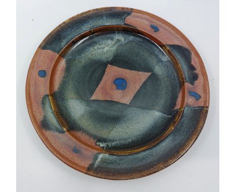 A Ray Finch (1914-2012) studio pottery charger / plate. Impressed mark for Ray Finch for Winchcombe Pottery. Measuring 30 cm 
