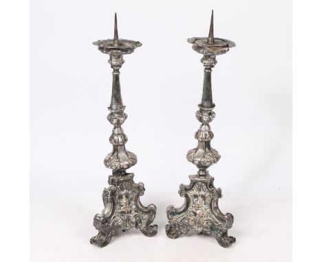 having a scroll flange above a gadrooned knopped stem above scroll tripod legs, 53cm high.