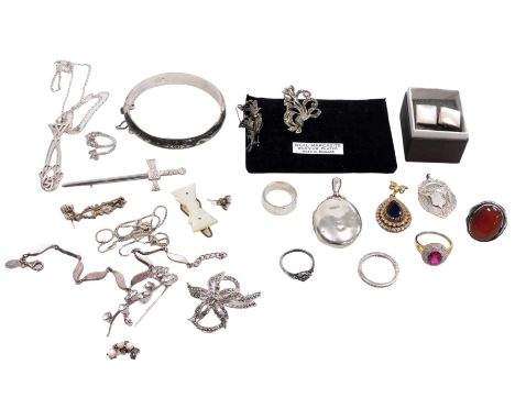 Silver and costume jewellery, including a pendant locket, rings, marcasite set brooches, a niello silver bangle, and a Charle