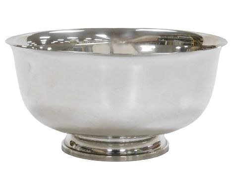 An American Fisher sterling silver bowl, being a Paul Revere 1768 reproduction, 28.33oz, 26cm wide.