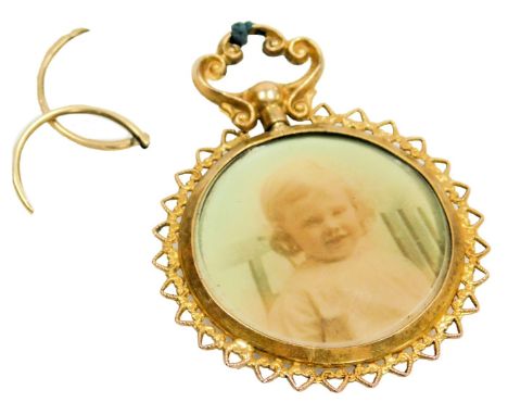 A 9ct gold double sided photo locket, together with a 9ct gold hoop earring, 5.0g. 