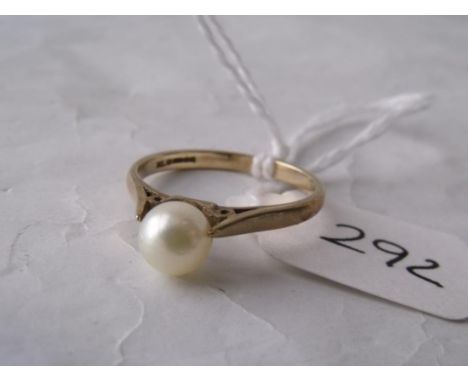 A single set pearl ring in 9ct  approx size 'M'   