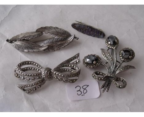 A bag of silver vintage brooches 26g     