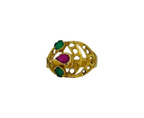A synthetic ruby and chrysoprase ring, width 12.3mm, size J½, tested as 22ct gold, weight 2.3g