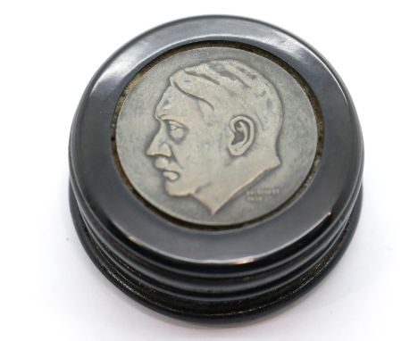 Snuff box bearing the image of Adolf Hitler D: 5 cm. P&amp;P Group 2 (£18+VAT for the first lot and £2+VAT for subsequent lot
