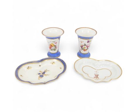 Chamberlain Worcester armorial dish of kidney form, together with another kidney dish and a pair of fluted vases, the central