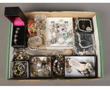 A tray of assorted costume jewellery, to include Pandora style bracelet and charms, hinged bangle, rings and cigarette case. 