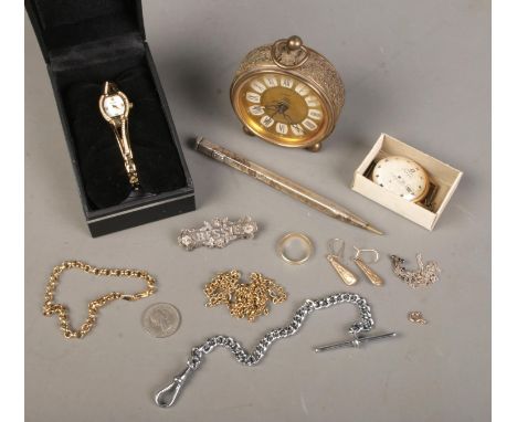 A quantity of collectables and jewellery oddments. Includes 9ct gold clasp, silver propelling pencil, silver jewellery, watch