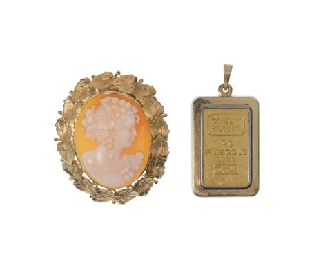 18k Yellow Gold Pendants  (2) items including a 'Credit Suisse 10gr' ingot pendant set in a plain bail in a bezel setting and