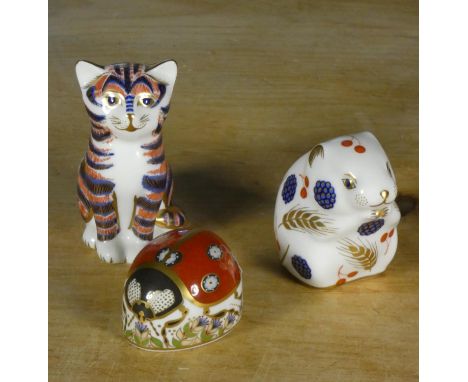 Three Royal Crown Derby ceramic animals to include- a cat, a ladybird and a field mouse, complete with gold seals (3) 