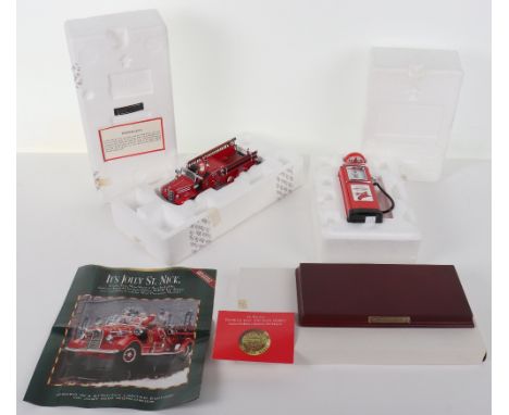 Franklin mint Mack Fire Engine Christmas Edition 1/32 scale model, in near mint condition, with wooden display stand, was pre