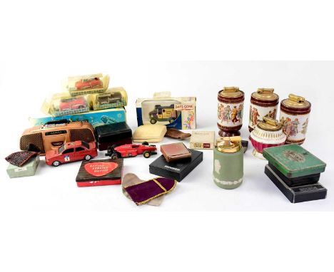 A small collectors' lot to include a Wedgwood jasperware Caesar's head table lighter, a Days Gone model vehicle, a Ronson Lig