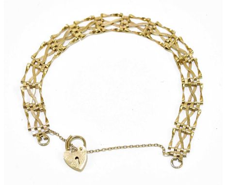 A 9ct yellow gold gate bracelet with padlock clasp, approx. 4.8g.
