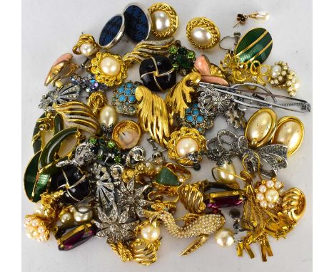 A quantity of various vintage and modern earrings, mostly gold plated.