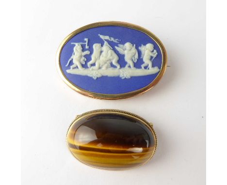 A vintage Wedgwood jasperware oval brooch in 9ct gold mount, length 4.6cm, together with an oval tiger's-eye brooch in 9ct go