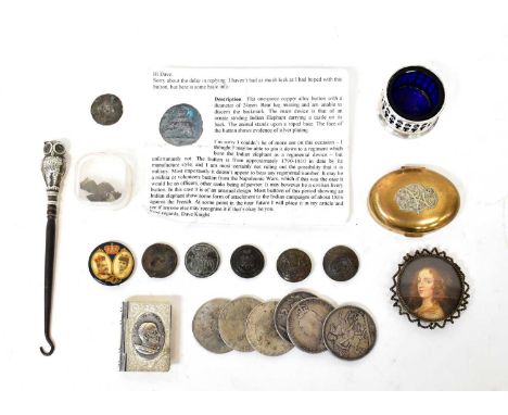 A collectors' lot to include a hallmarked silver salt with blue liner, an Edwardian buttonhook with white metal owl finial, a