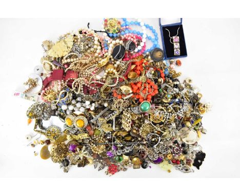 Mixed modern and vintage costume jewellery to include a 9ct gold chain (af), polished agate brooches, necklaces, earrings, et